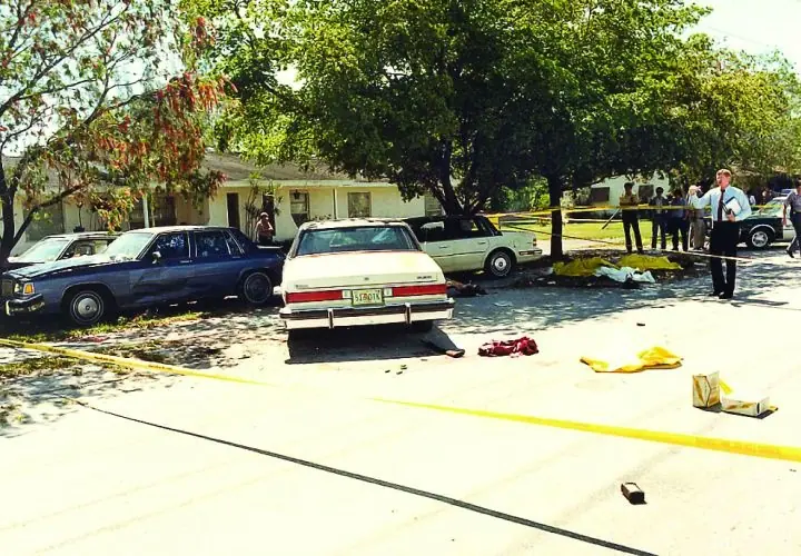 10mm auto vs .40 S&W: The Brother War | The Dead Calibers Archive 3 Crime_scene_photo_of_the_FBI_Miami_shootout,_showing_suspect_and_agents'_vehicles_and_battle_debris._Photo_by_Miami-Dade_PD