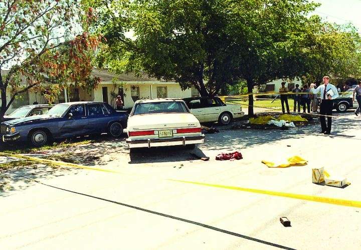 10mm auto vs .40 S&W: The Brother War | The Dead Calibers Archive 2 Crime_scene_photo_of_the_FBI_Miami_shootout,_showing_suspect_and_agents'_vehicles_and_battle_debris._Photo_by_Miami-Dade_PD